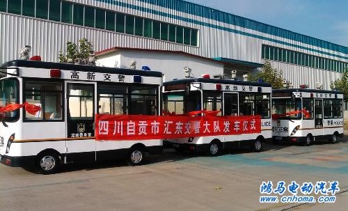 交警流動警務(wù)室“上崗”四川自貢市匯東新區(qū)交警大隊