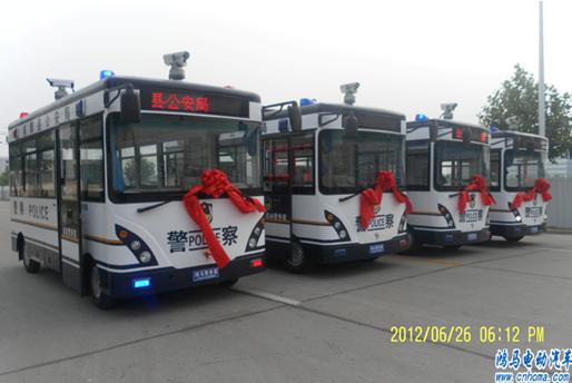 4臺鴻馬流動警務(wù)室駛?cè)爰? width=